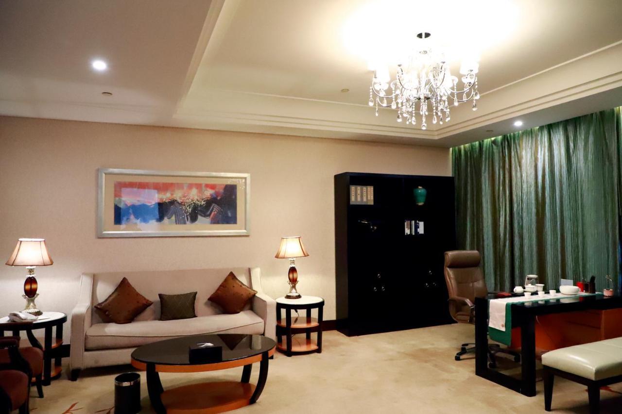Wyndham Xinyang Downtown Hotel Exterior foto