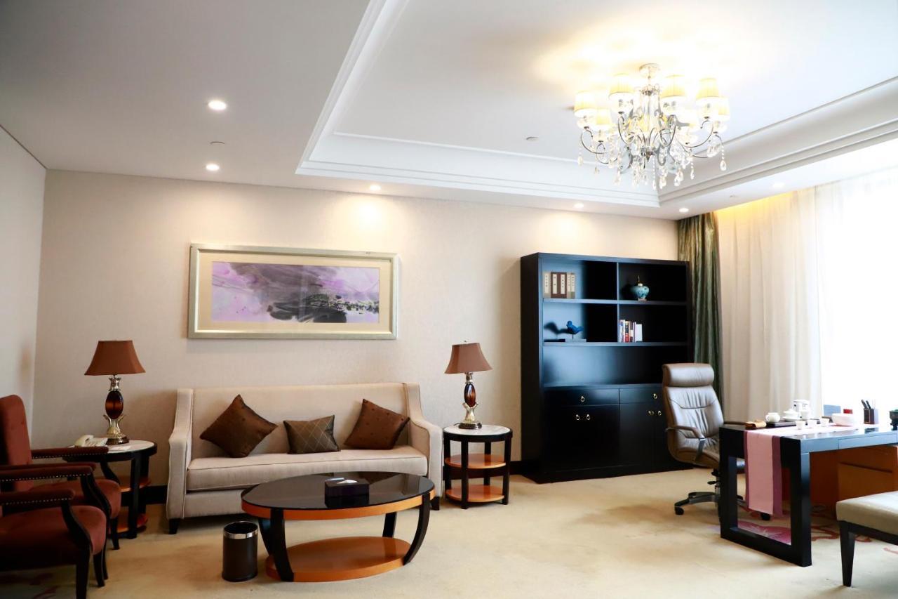 Wyndham Xinyang Downtown Hotel Exterior foto