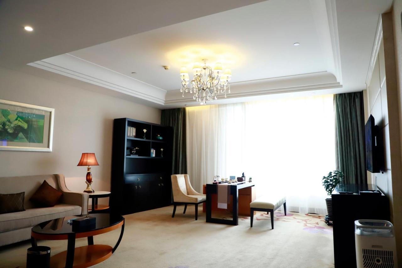 Wyndham Xinyang Downtown Hotel Exterior foto