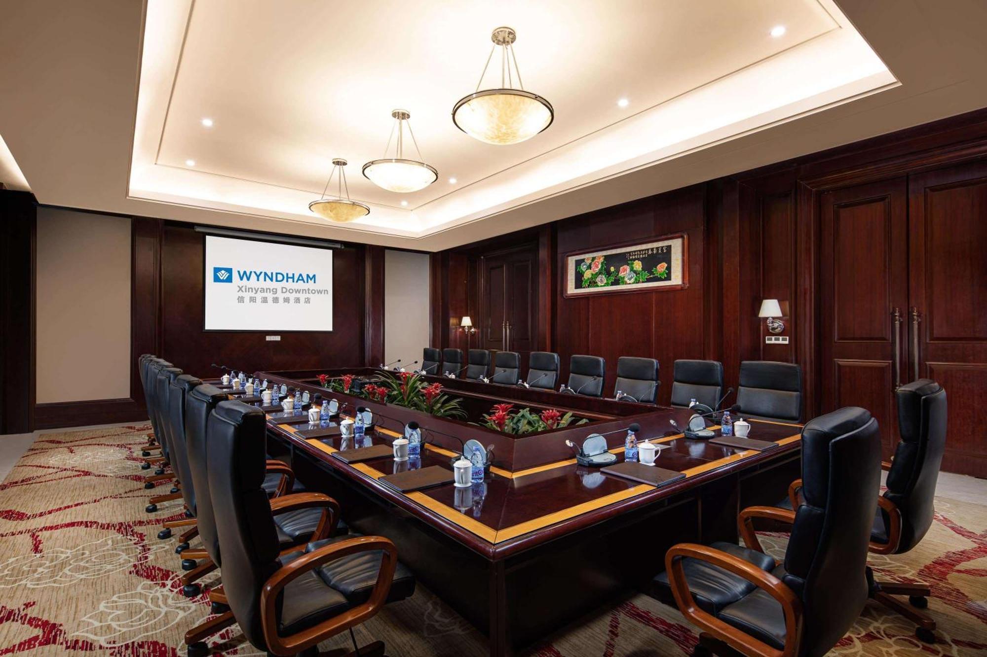 Wyndham Xinyang Downtown Hotel Exterior foto