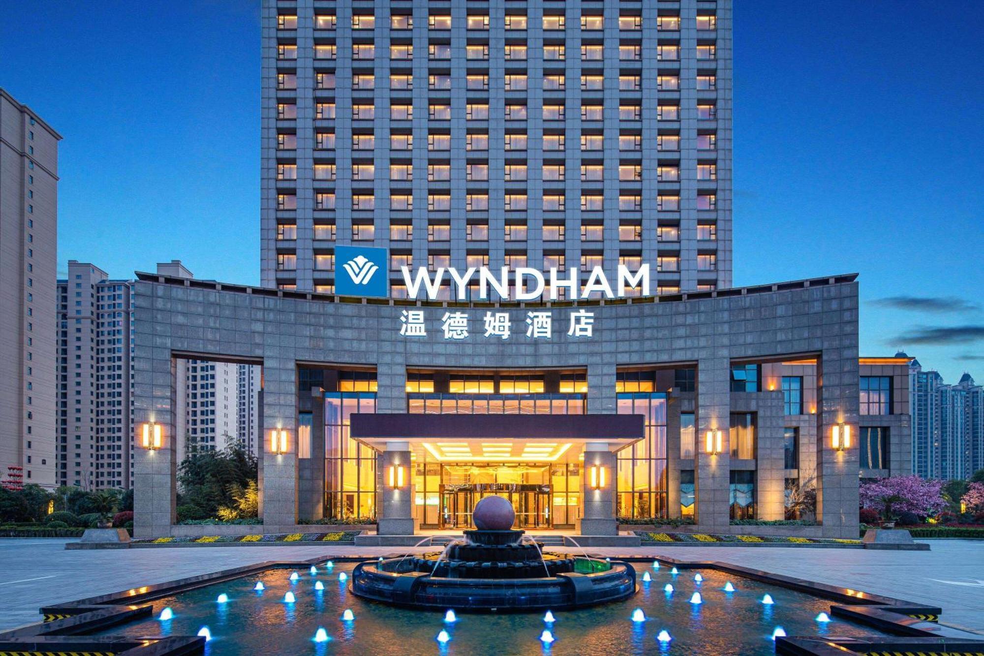 Wyndham Xinyang Downtown Hotel Exterior foto